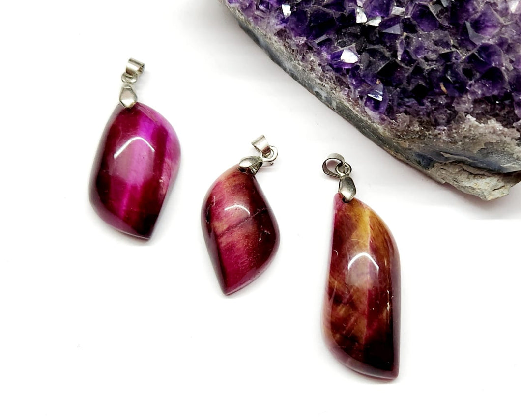 COLGANTE DE PIEDRA | OJO DE TIGRE IRREGULAR | APROX 30MM A 40MM | FUCSIA