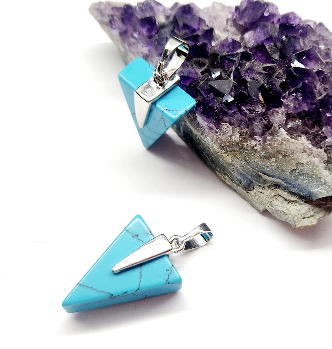 COLGANTE DE PIEDRA | TRIANGULO | 20MM | HOWLITA CELESTE