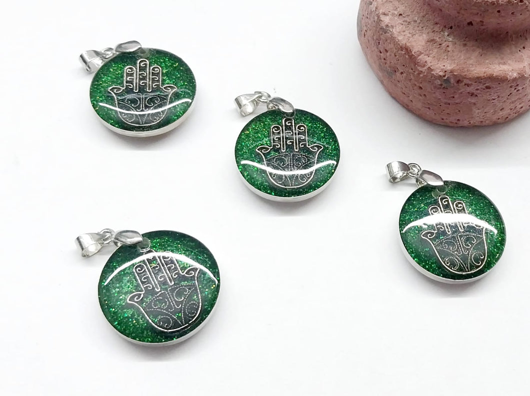 Colgante Resina | Figura Mano de Fatima | Fondo verde | 20mm