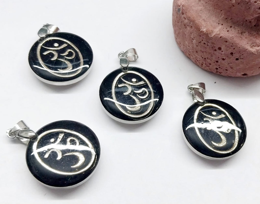 Colgante Resina | Figura Om | Fondo Negro | 20mm