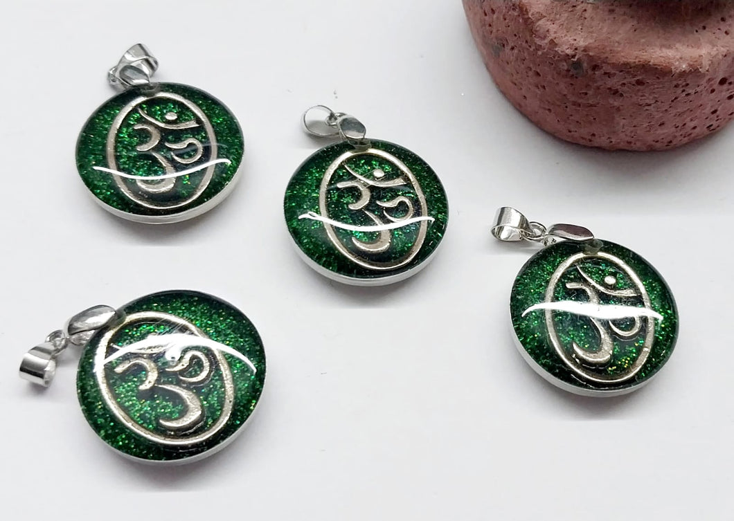 Colgante Resina | Figura Om | Fondo Verde | 20mm