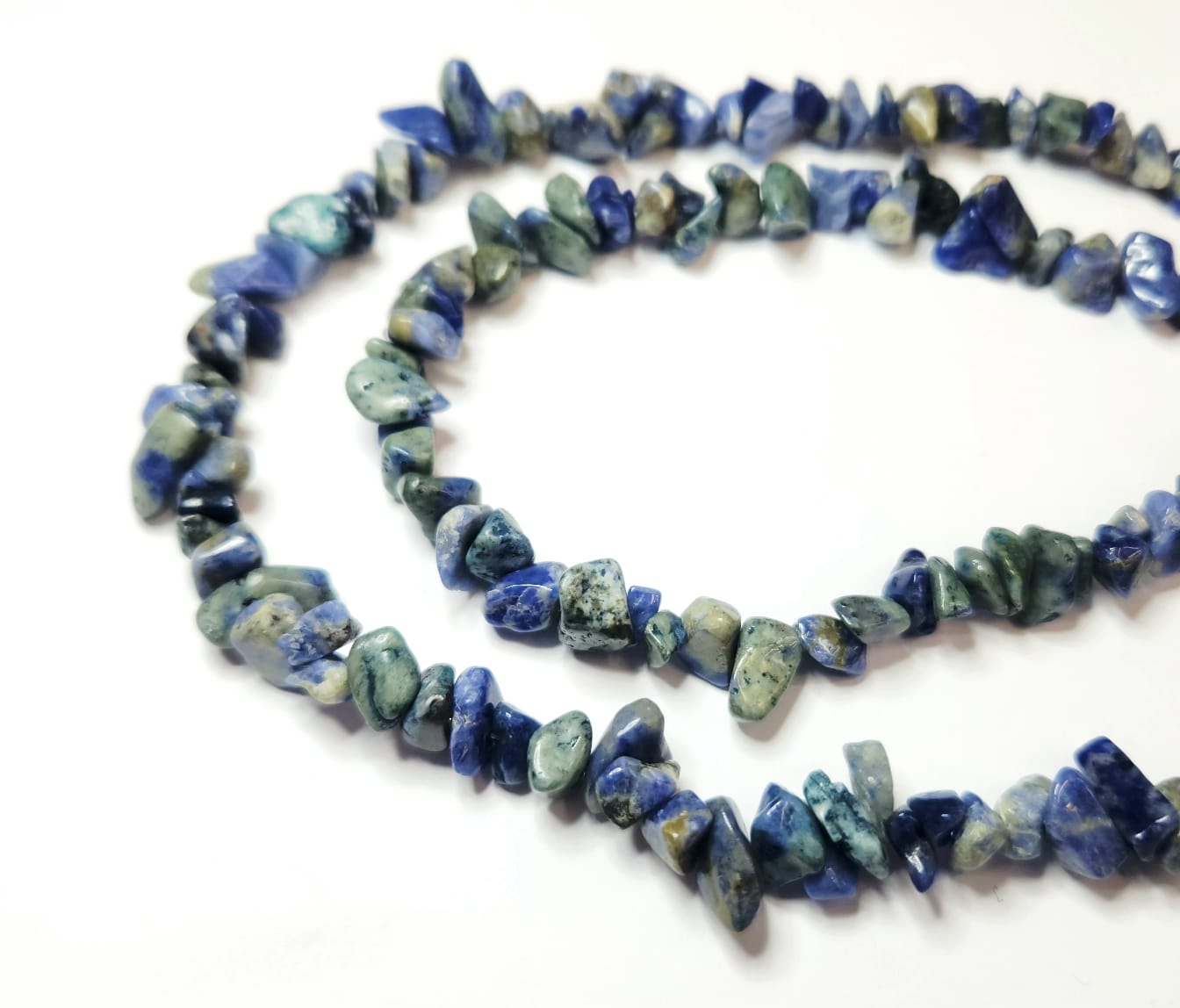 PIEDRA CHIPS | CHICO | CLASE B | SODALITA CON VERDE MATIZADO – CrystalStone