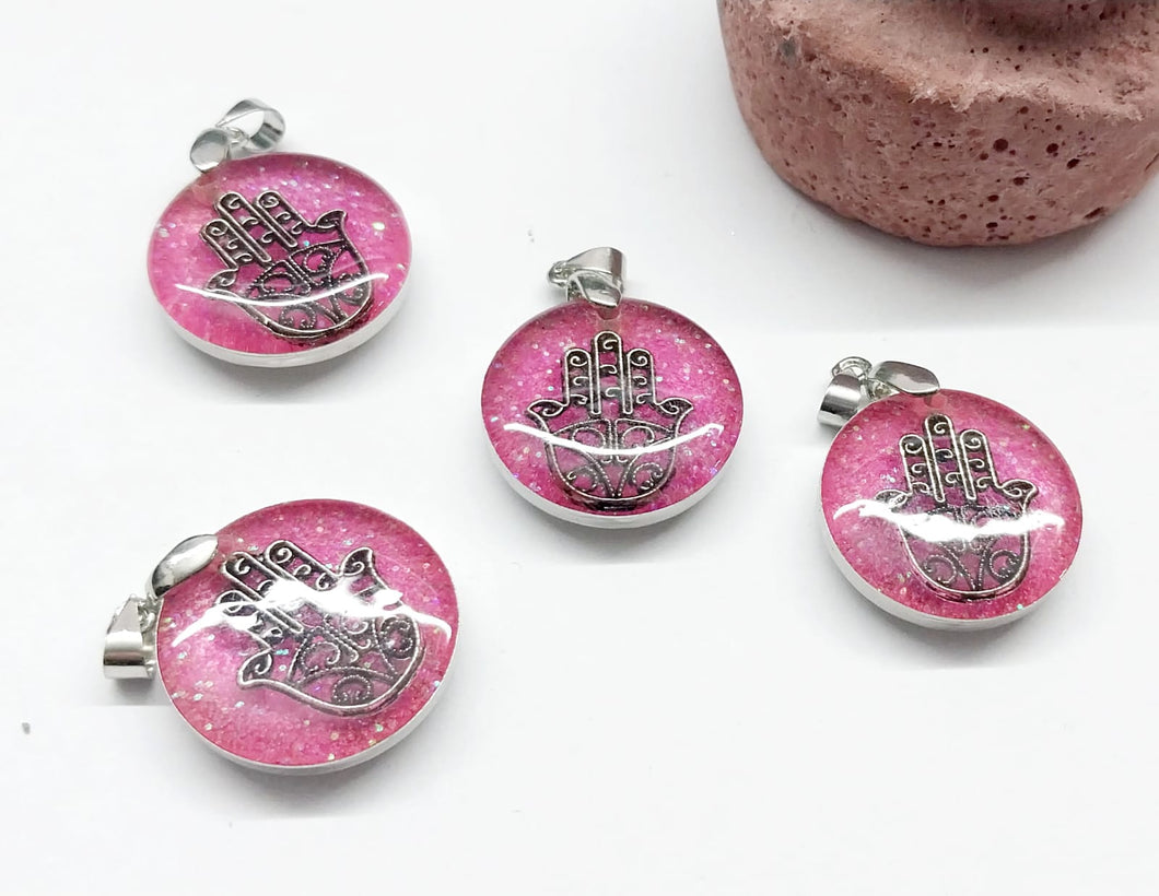 Colgante Resina | Figura Mano de Fatima | Fondo Rosado | 20mm