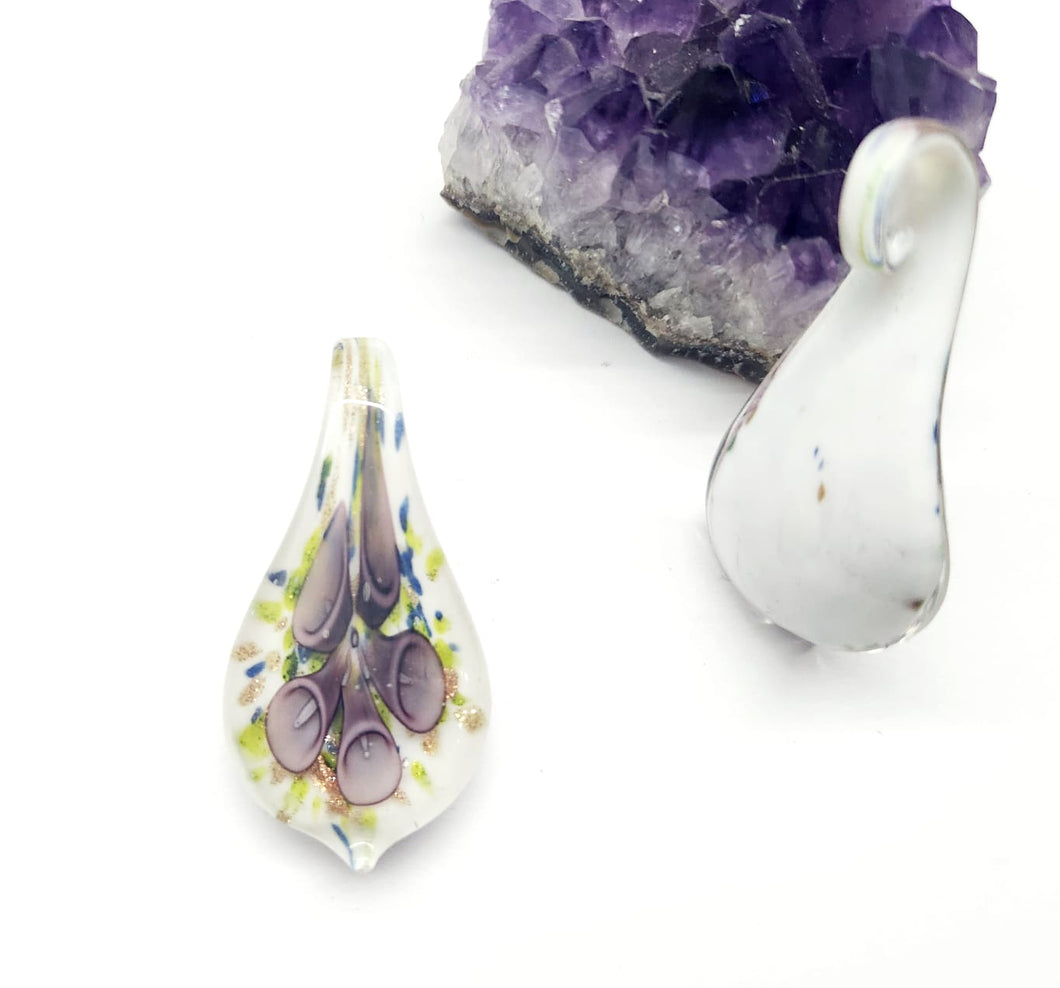 COLGANTE DE VIDRIO CON FLOR INTERNA | GOTA ALARGADA | 50MM | MALVA