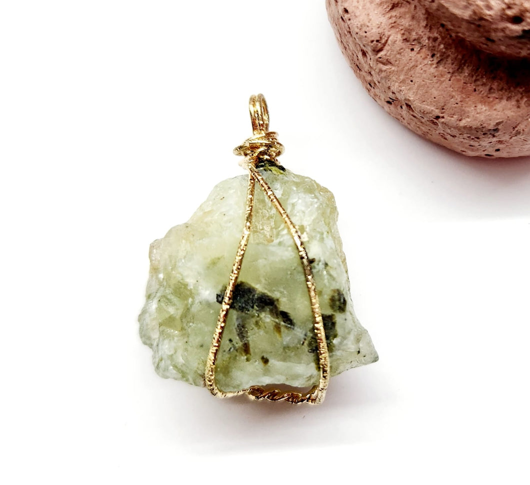 COLGANTE DE PIEDRA | ROCA EN ALAMBRE DORADO | 40MM APROX | PREHINITA