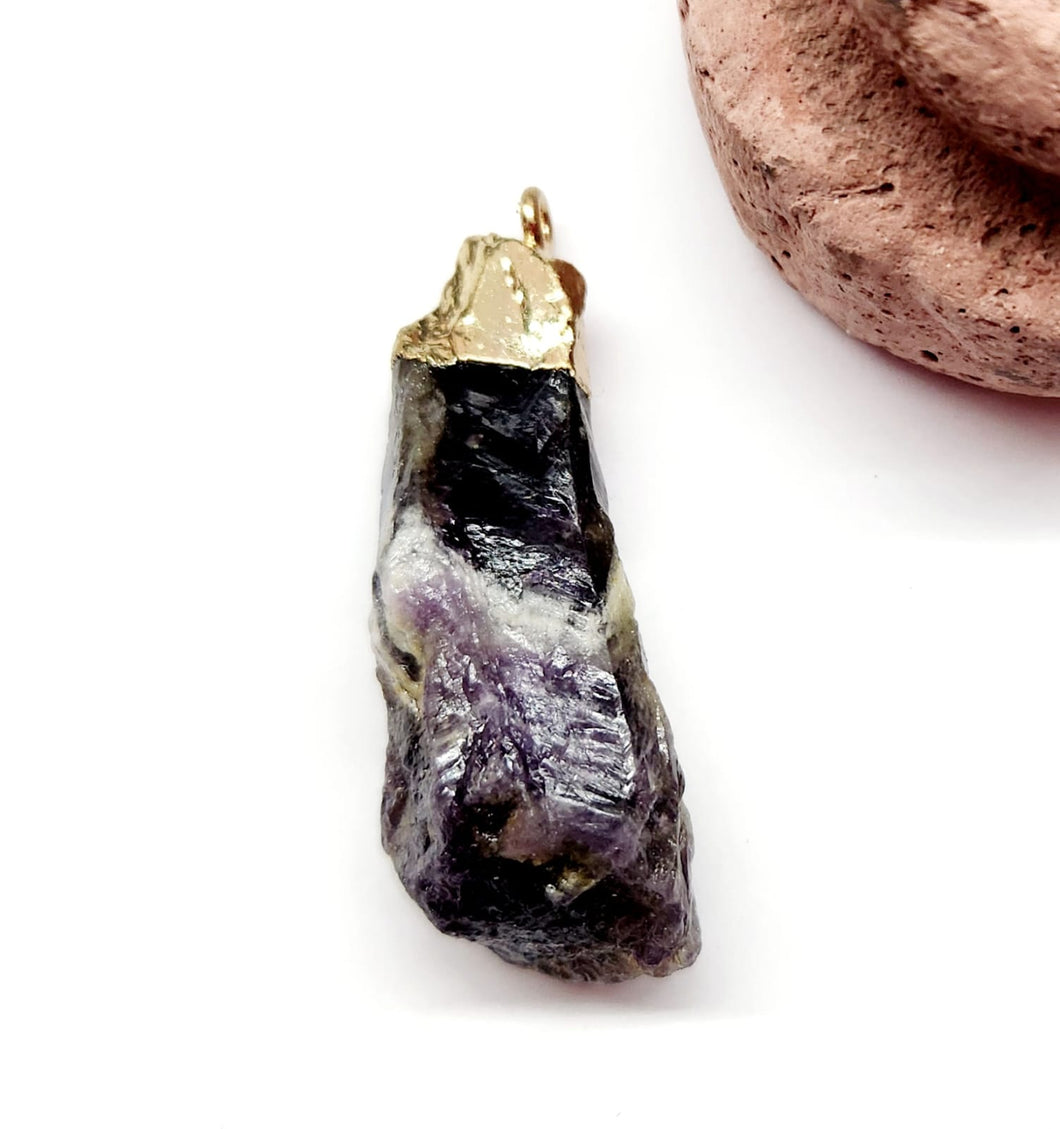 COLGANTE DE PIEDRA | ROCA ALARGADA CASQUETE DORADO | 50MM APROX | AMATISTA