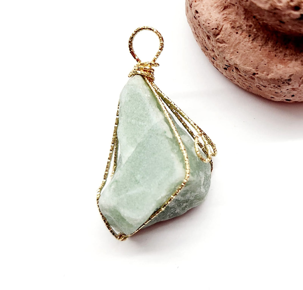 COLGANTE DE PIEDRA | ROCA EN ALAMBRE DORADO | 40MM APROX | JADE