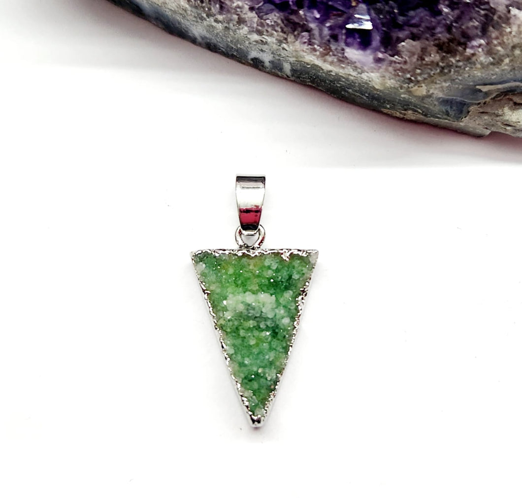 COLGANTE DE PIEDRA | DRUZY DE AGATA | TRIANGULO BORDE PLATEADO | 22MM | VERDE