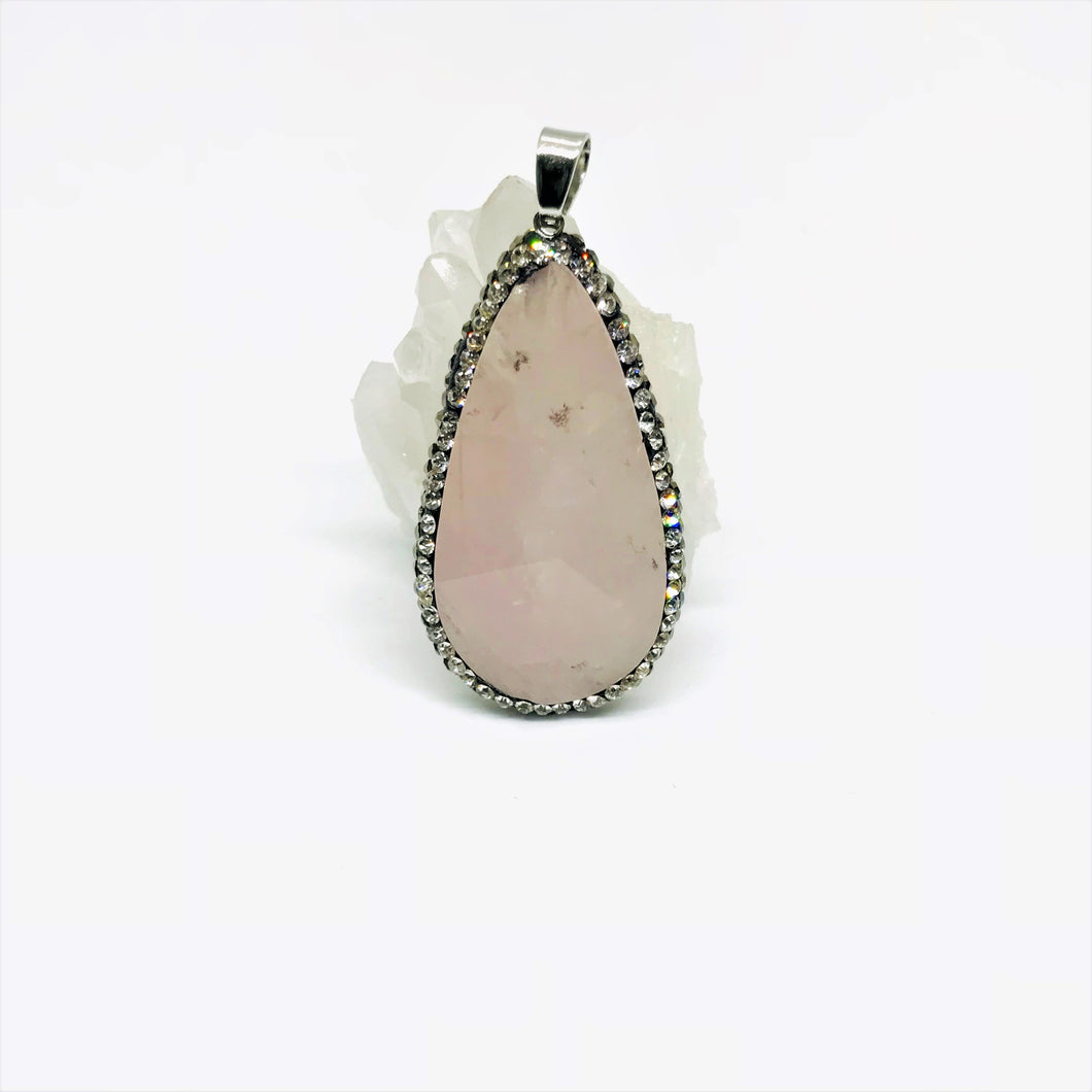 COLGANTE DE PIEDRA | GOTA ALARGADA BORDE DE STRASS | 55MM | CUARZO ROSADO