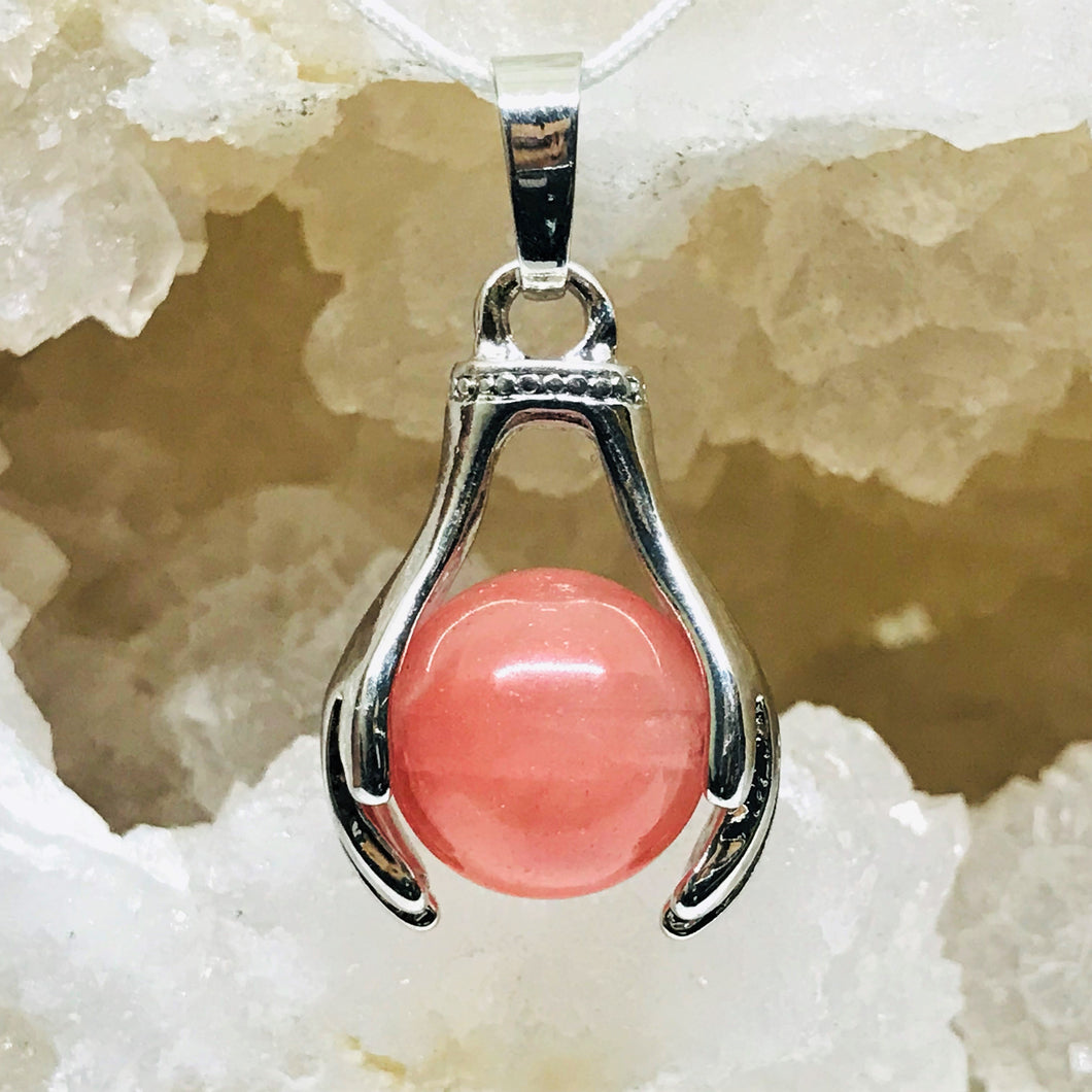 COLGANTE DE PIEDRA | ESFERA CON MANOS | CUARZO CHERRY