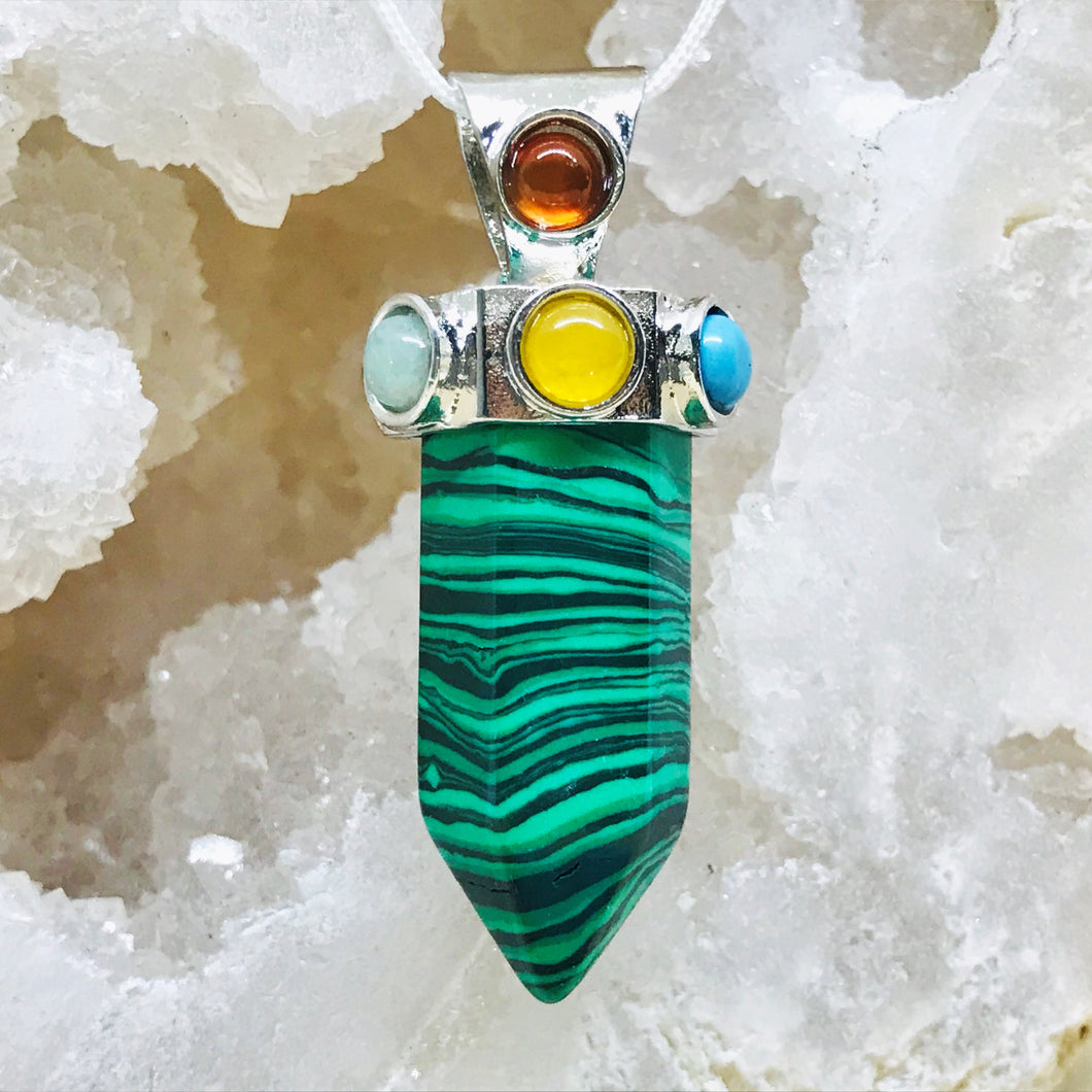 COLGANTE DE PIEDRA | PUNTA CON CASQUETE 7 CHAKRAS | 50MM | MALAQUITA