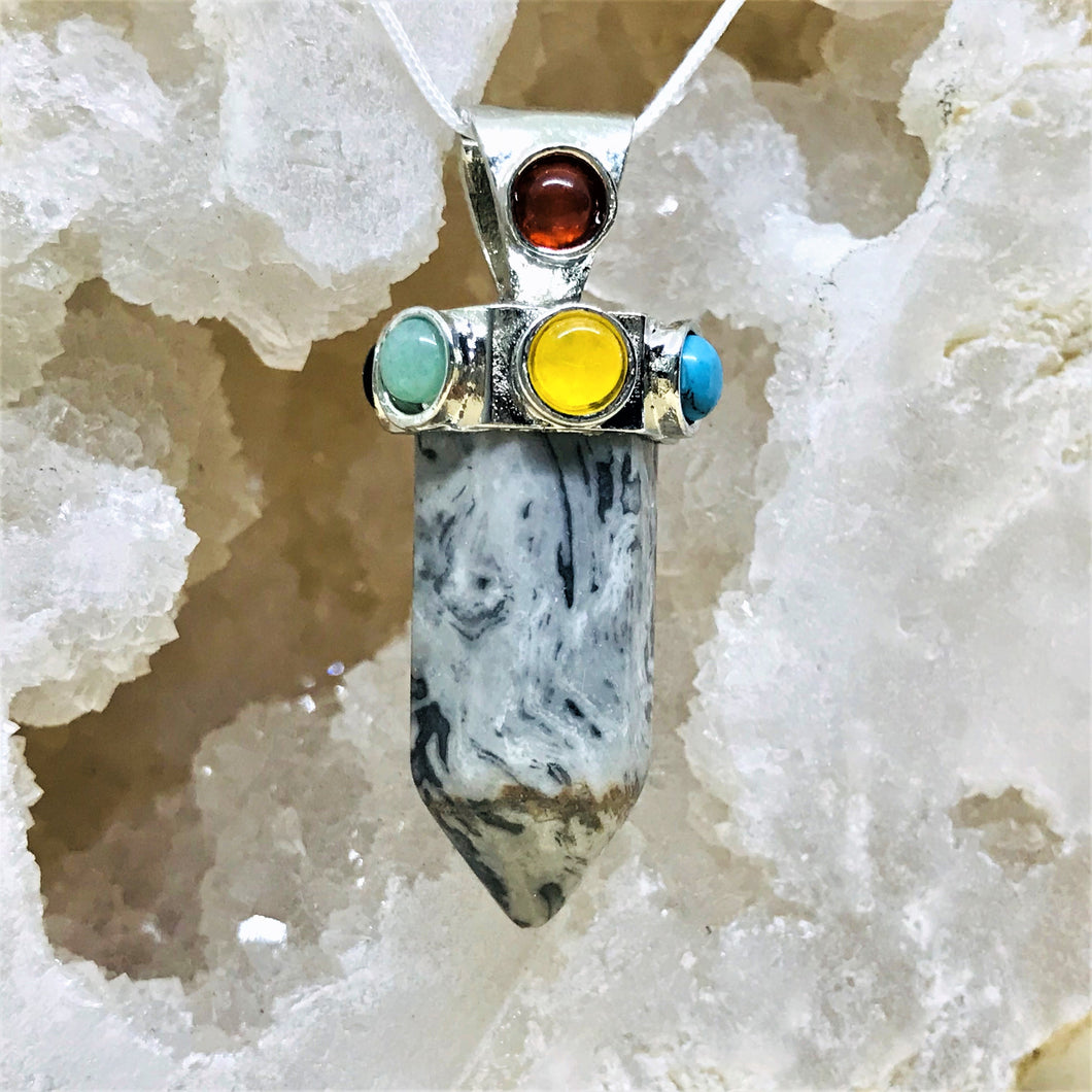 COLGANTE DE PIEDRA | PUNTA CON CASQUETE 7 CHAKRAS | 50MM | JASPE FOSIL