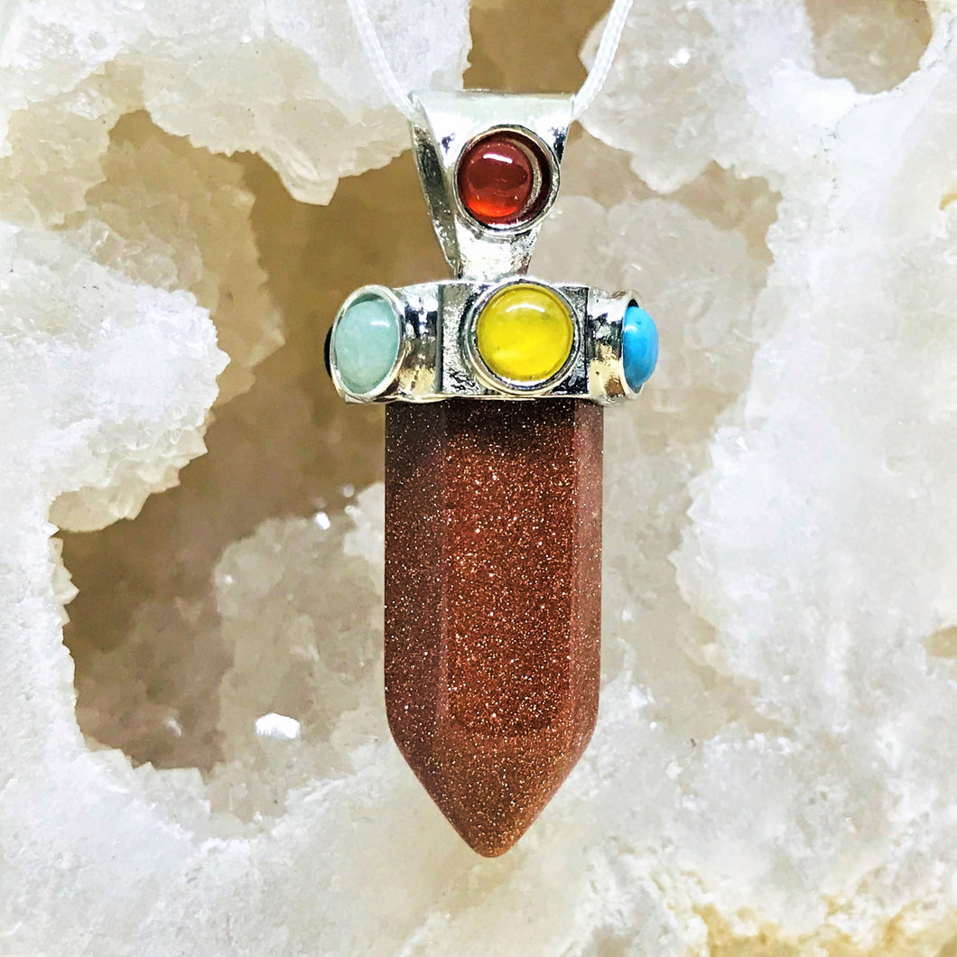 COLGANTE DE PIEDRA | PUNTA CON CASQUETE 7 CHAKRAS | 50MM | PIEDRA DEL SOL