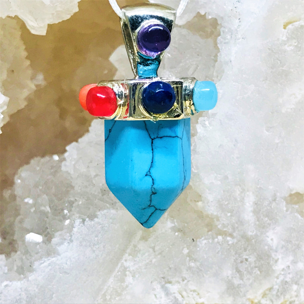 COLGANTE DE PIEDRA | PUNTA CHICA CON CASQUETE 7 CHAKRAS | 30MM | HOWLITA CELESTE