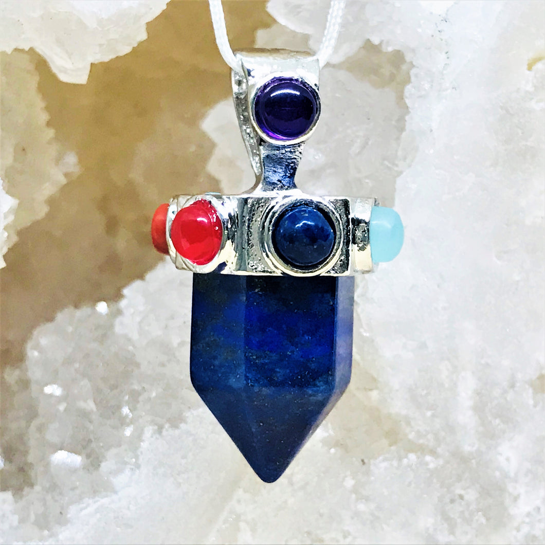 COLGANTE DE PIEDRA | PUNTA CHICA CON CASQUETE 7 CHAKRAS | 30MM | LAPISLAZULI