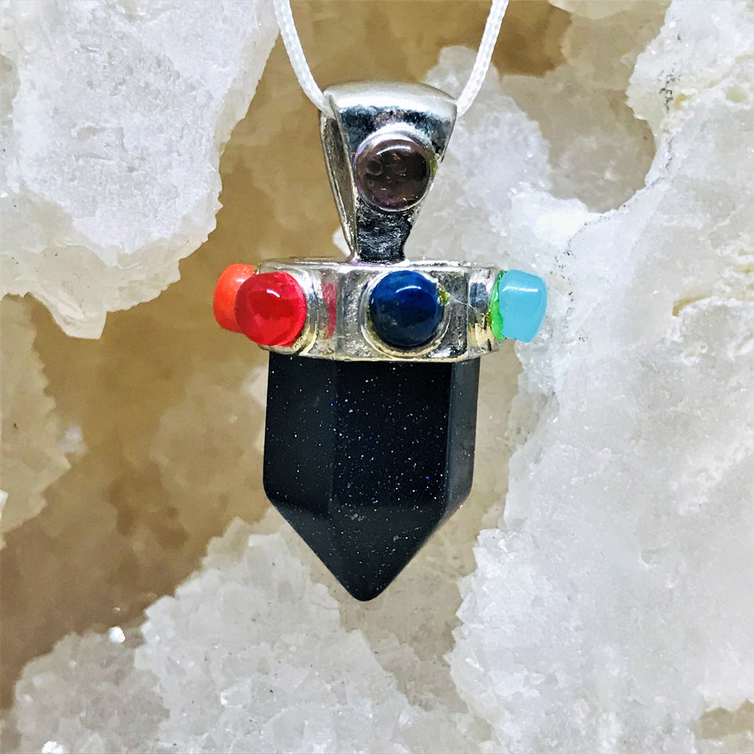 COLGANTE DE PIEDRA | PUNTA CHICA CON CASQUETE 7 CHAKRAS | 30MM | LLUVIA DE ESTRELLA