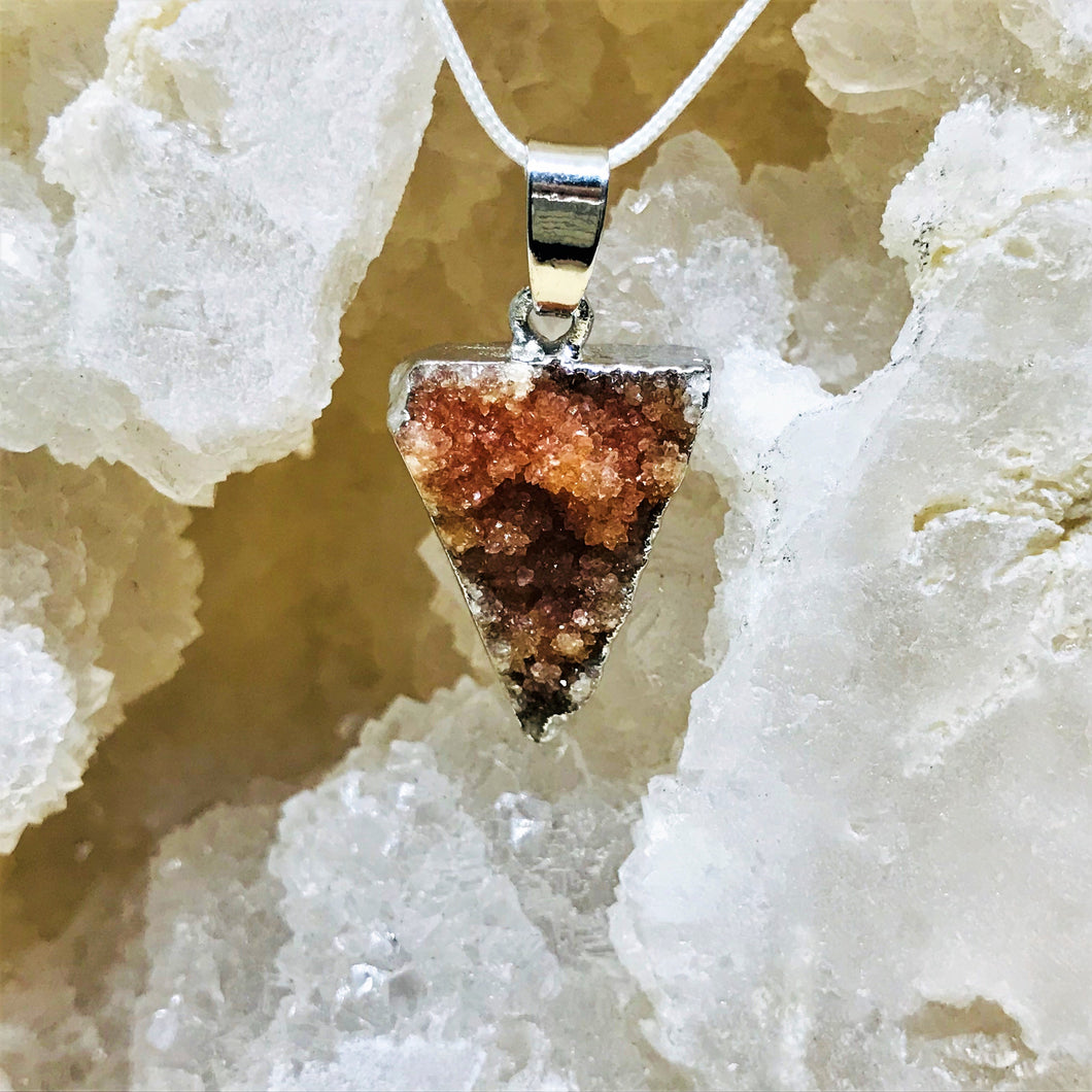 COLGANTE DE PIEDRA | DRUZY DE AGATA | TRIANGULO BORDE PLATEADO | 22MM | NARANJA