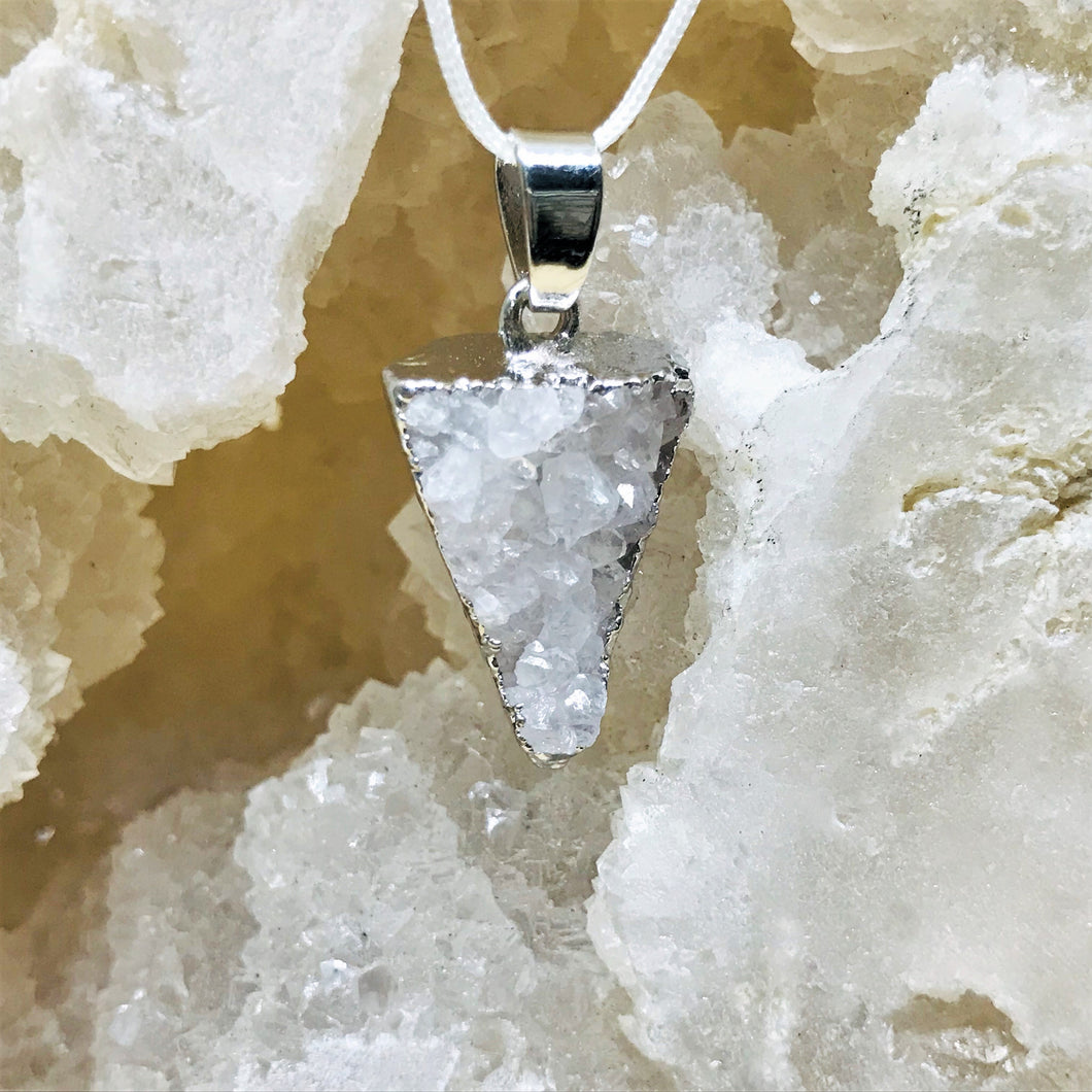 COLGANTE DE PIEDRA | DRUZY DE AGATA | TRIANGULO BORDE PLATEADO | 22MM | BLANCO