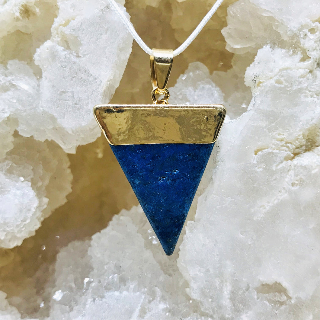 COLGANTE DE PIEDRA | TRIANGULO PLANO CON DORADO | 30MM | LAPISLAZULI
