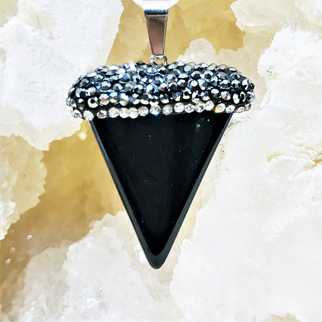 COLGANTE DE PIEDRA | TRIANGULO CON CASQUETE DE STRASS | 35MM | ONIX