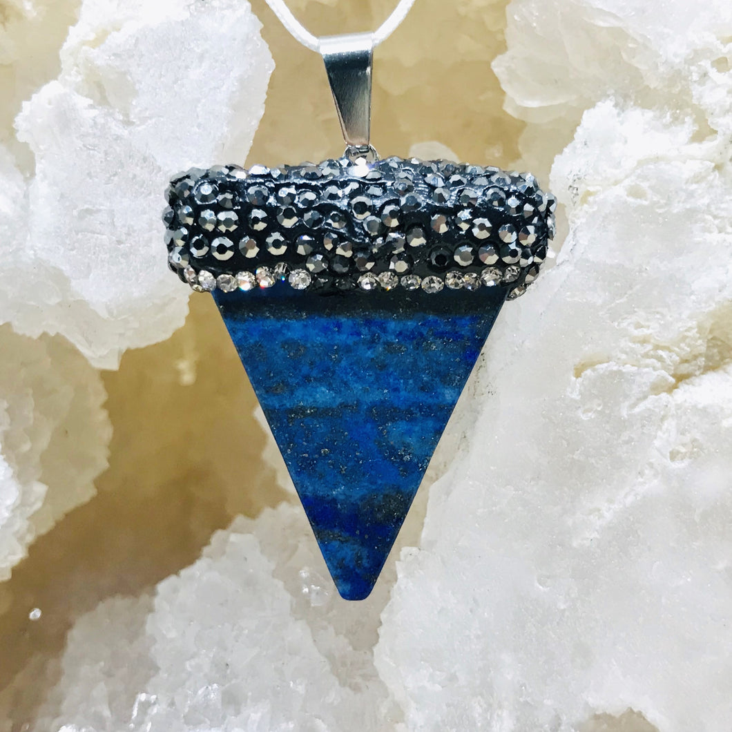 COLGANTE DE PIEDRA | TRIANGULO CON CASQUETE DE STRASS | 35MM | LAPISLAZULI