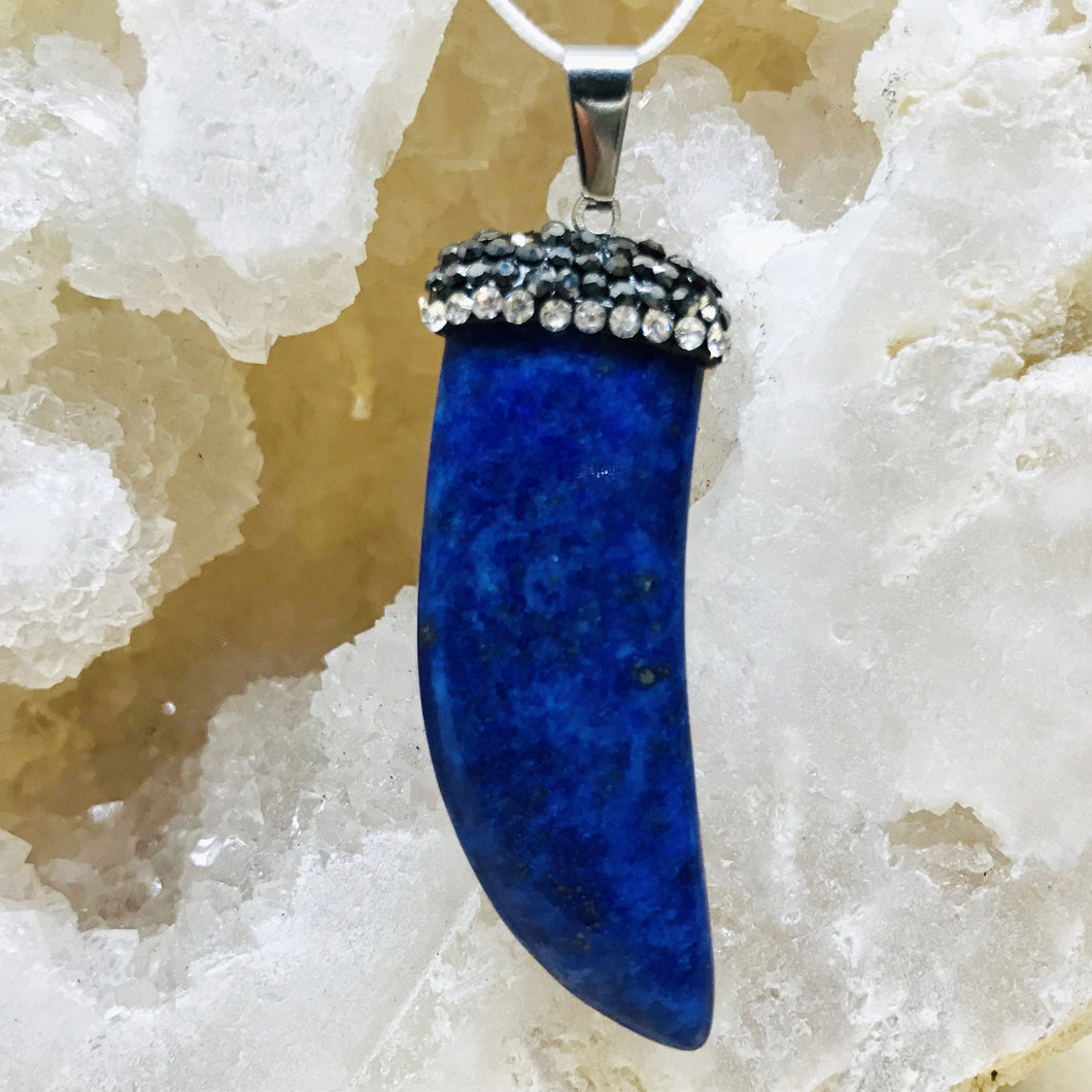 COLGANTE DE PIEDRA | COLMILLO CON CASQUETE DE STRASS | 50MM | LAPISLAZULI