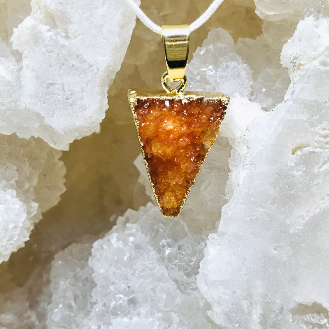 COLGANTE DE PIEDRA | DRUZY DE AGATA | TRIANGULO BORDE DORADO | 22MM | NARANJA (Copia)