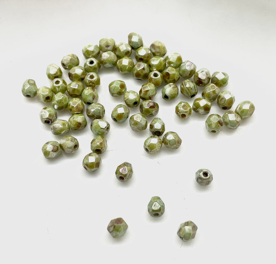 Cristal Checo | 4mm | C-03 #027 | Verde Musgo Claro Jaspeado | 25 unidades