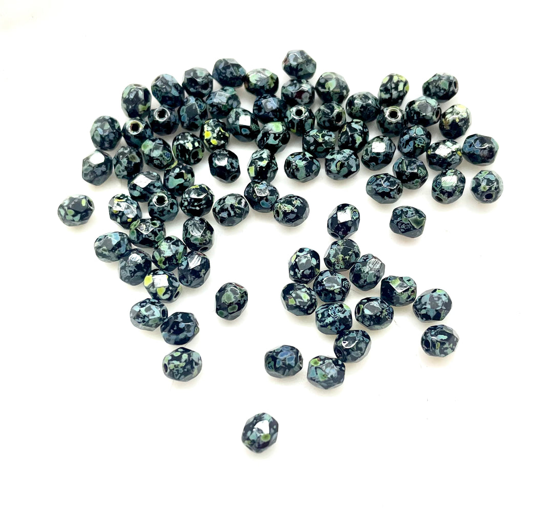 Cristal Checo | 4mm | C-03 #028 | Negro y Verde Jaspeado | 25 unidades