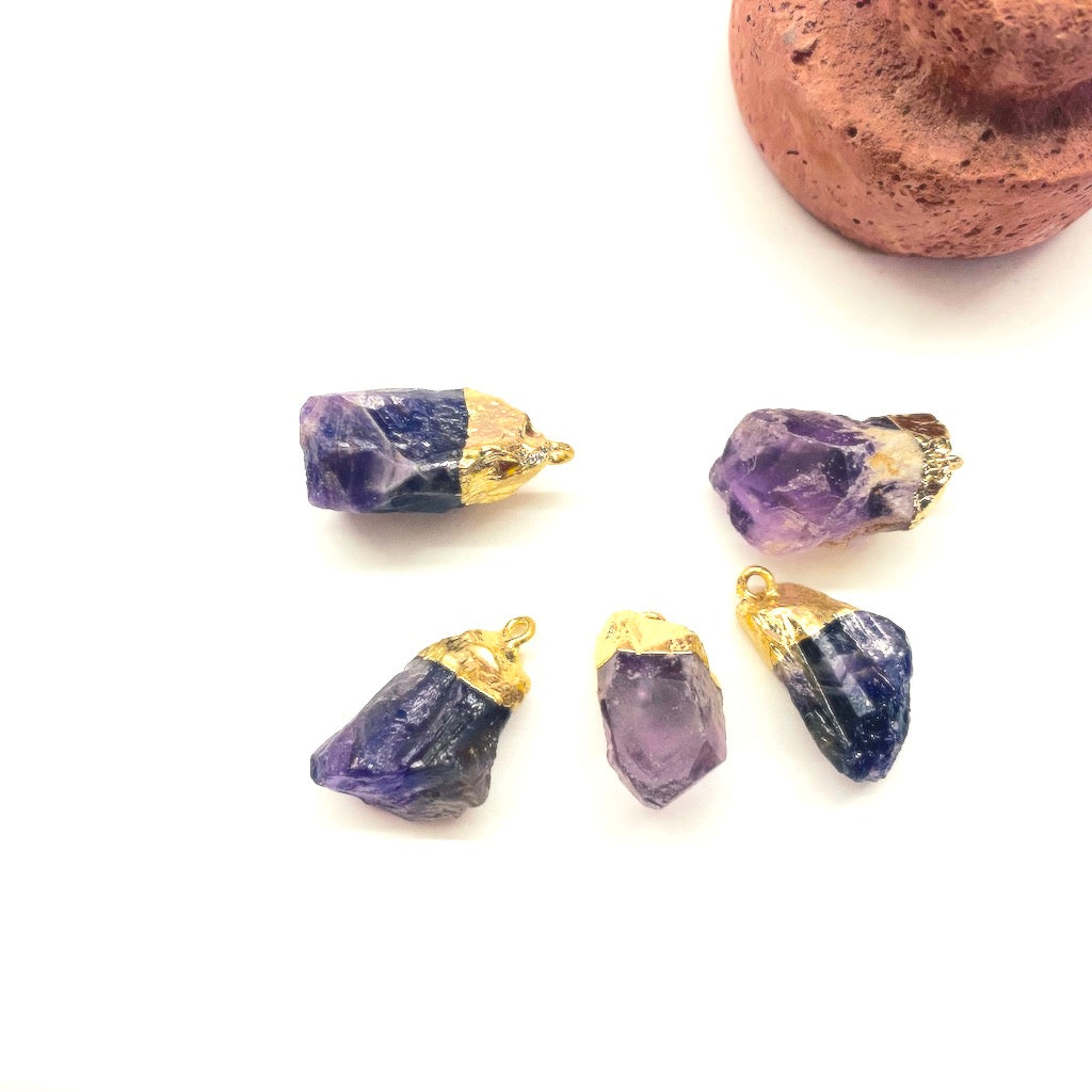COLGANTE DE PIEDRA | 25MM APROX | ROCA IRREGULAR | CASQUETE DORADO | AMATISTA