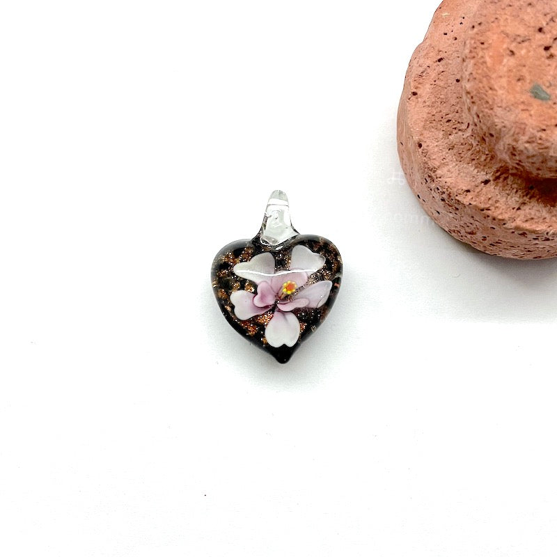 COLGANTE DE VIDRIO CON FLOR INTERNA | CORAZON | 20MM | LILA