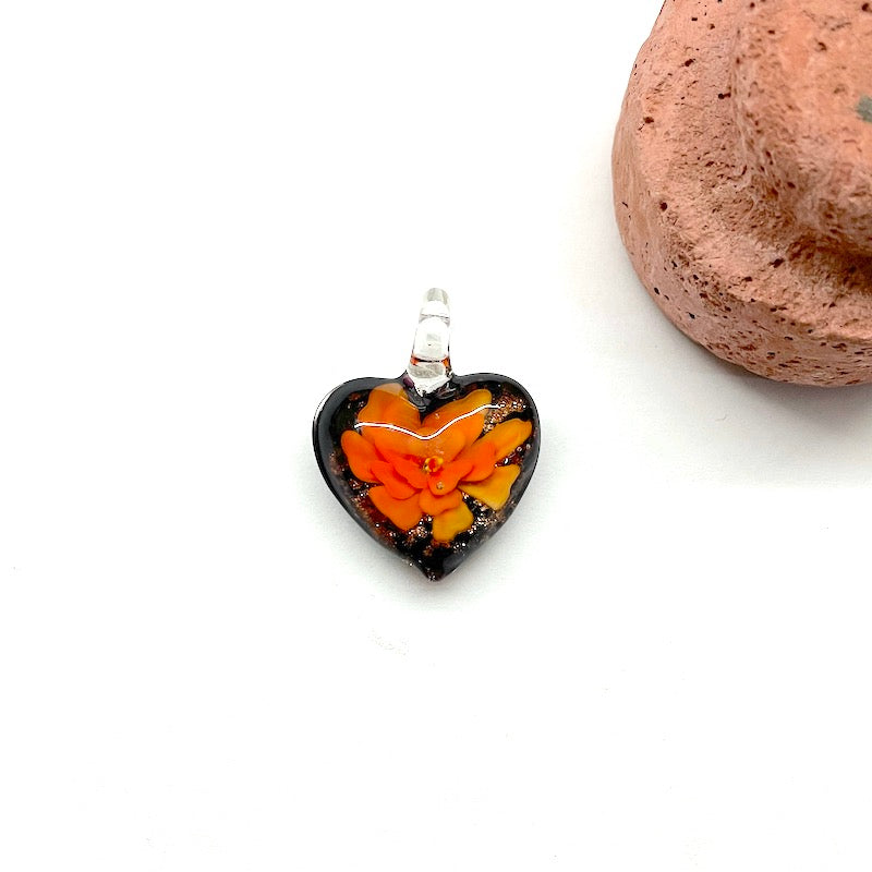 COLGANTE DE VIDRIO CON FLOR INTERNA | CORAZON | 20MM | NARANJA