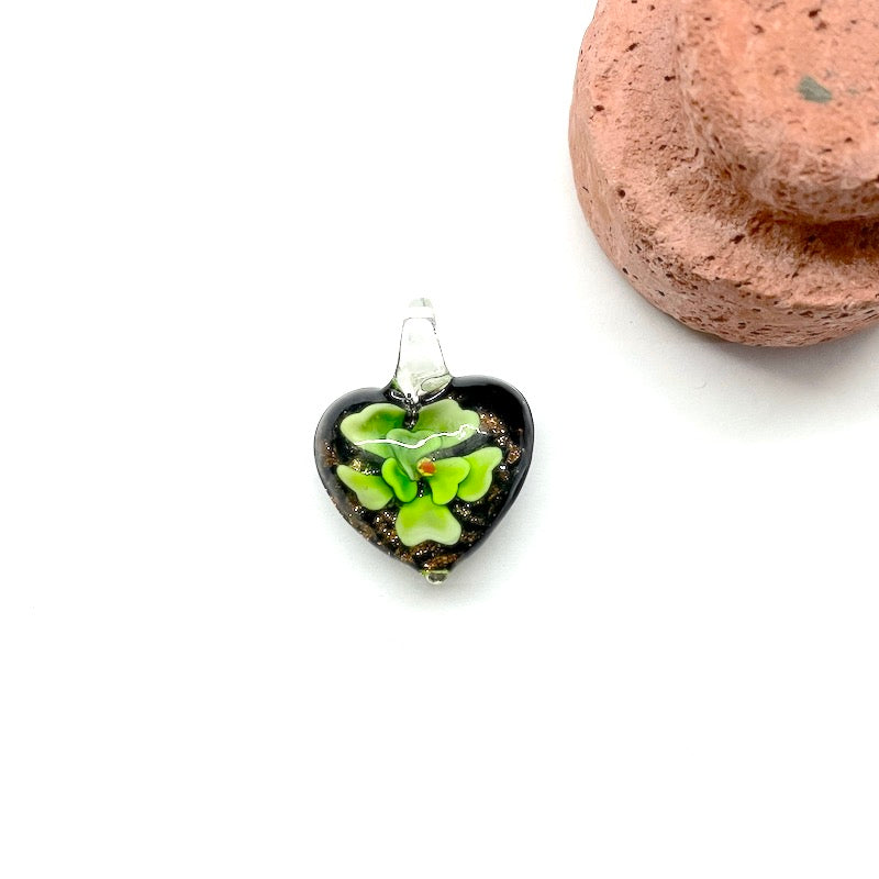 COLGANTE DE VIDRIO CON FLOR INTERNA | CORAZON | 20MM | VERDE