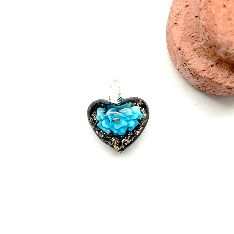 COLGANTE DE VIDRIO CON FLOR INTERNA | CORAZON | 20MM | CELESTE