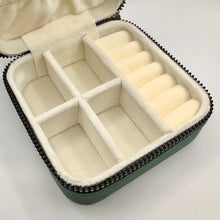 Cargar imagen en el visor de la galería, JOYERO DE TERCIOPELO | VERDE ESMERALDA
