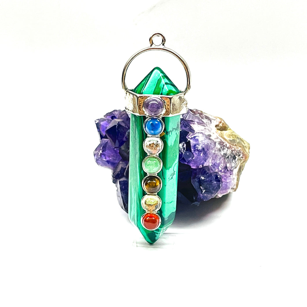 COLGANTE DE PIEDRA | PUNTA GRUESA CON 7 CHAKRAS | 60MM | MALAQUITA