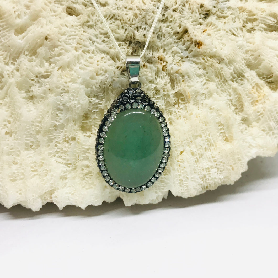 COLGANTE DE PIEDRA | OVALADO CON BORDE DE STRASS | 40MM | JADE
