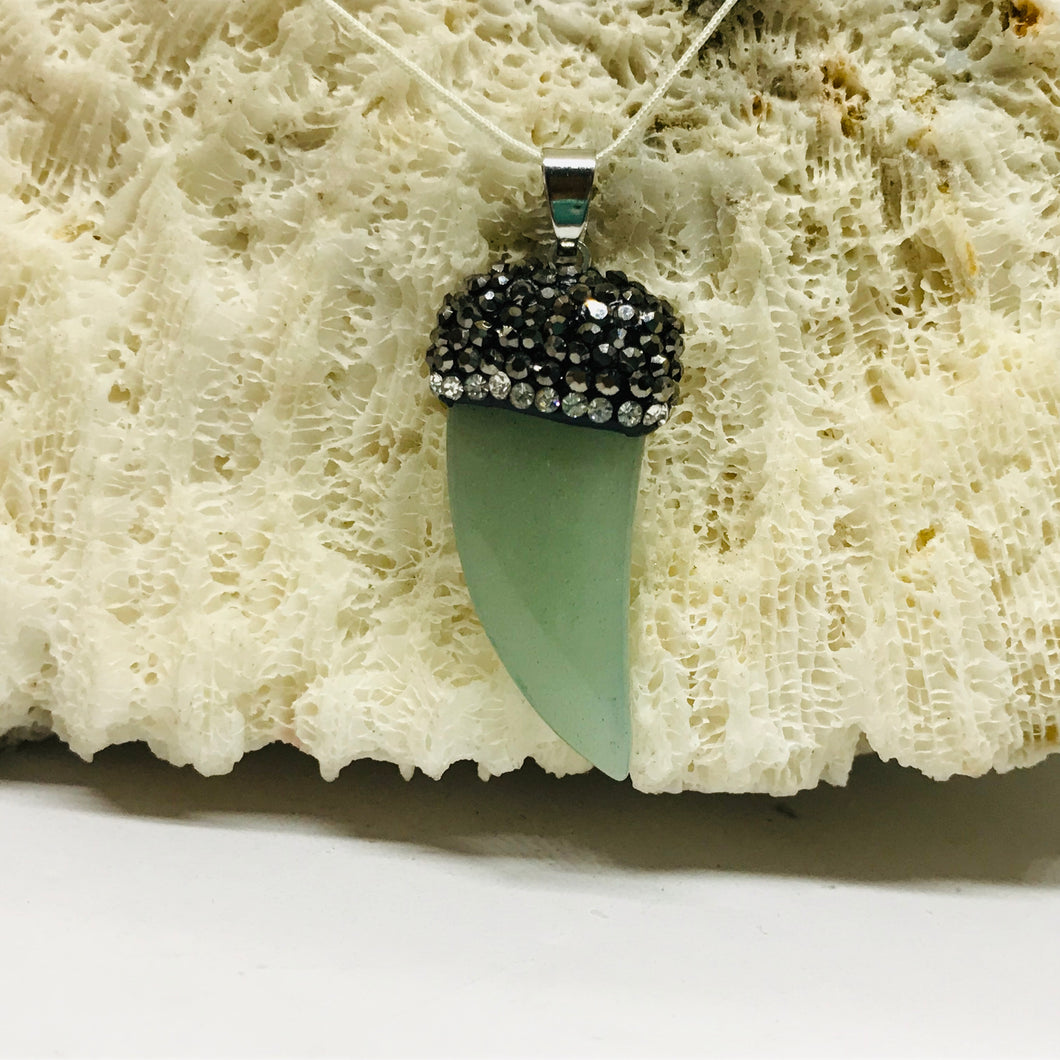 COLGANTE DE PIEDRA | COLMILLO CON CASQUETE DE STRASS | 35MM | JADE