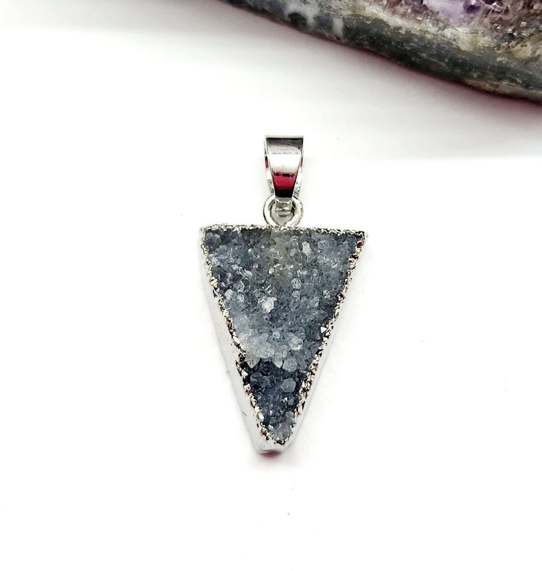 COLGANTE DE PIEDRA | DRUZY DE AGATA | TRIANGULO BORDE PLATEADO | 22MM | GRIS