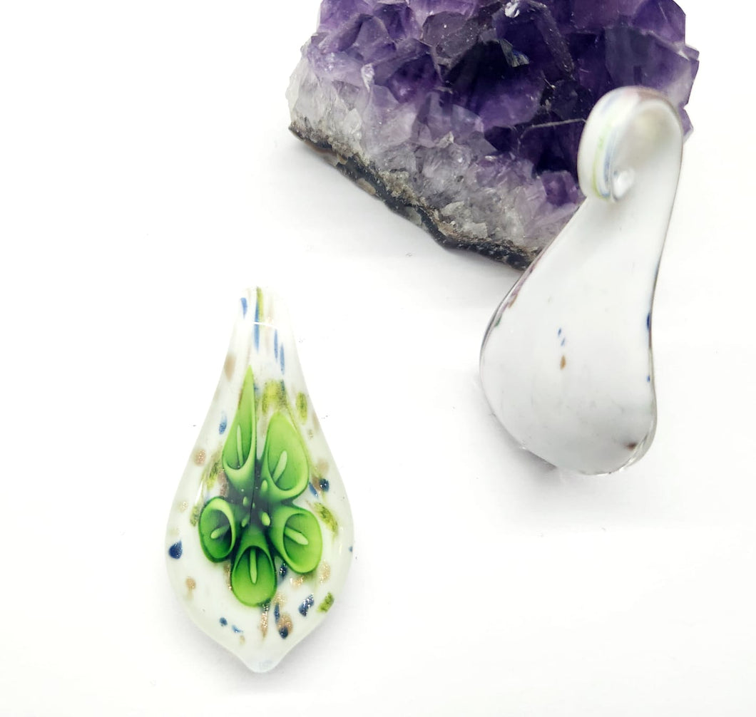 COLGANTE DE VIDRIO CON FLOR INTERNA | GOTA ALARGADA | 50MM | VERDE