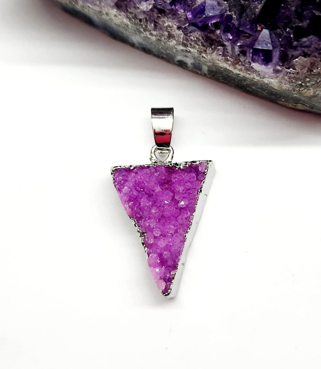 COLGANTE DE PIEDRA | DRUZY DE AGATA | TRIANGULO BORDE PLATEADO | 22MM | FUCSIA