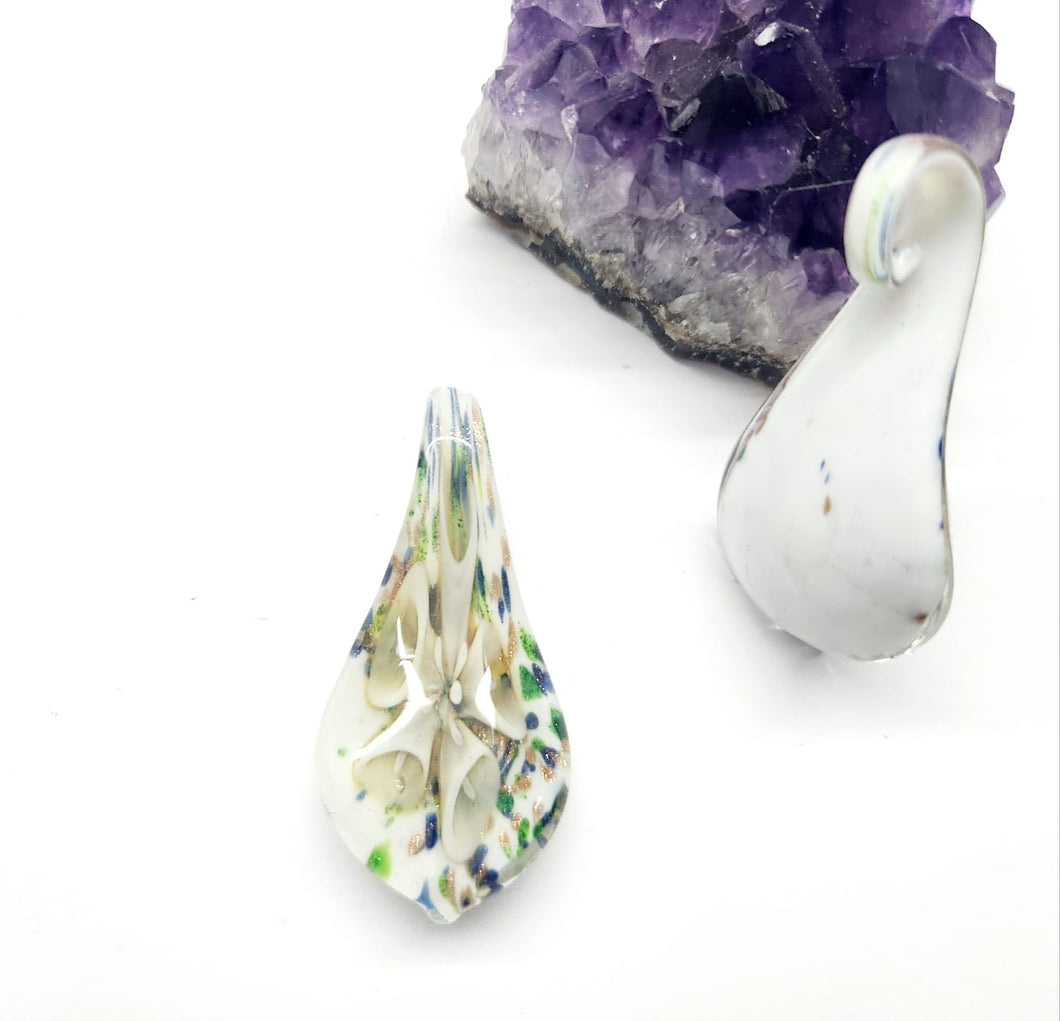 COLGANTE DE VIDRIO CON FLOR INTERNA | GOTA ALARGADA | 50MM | CREMA