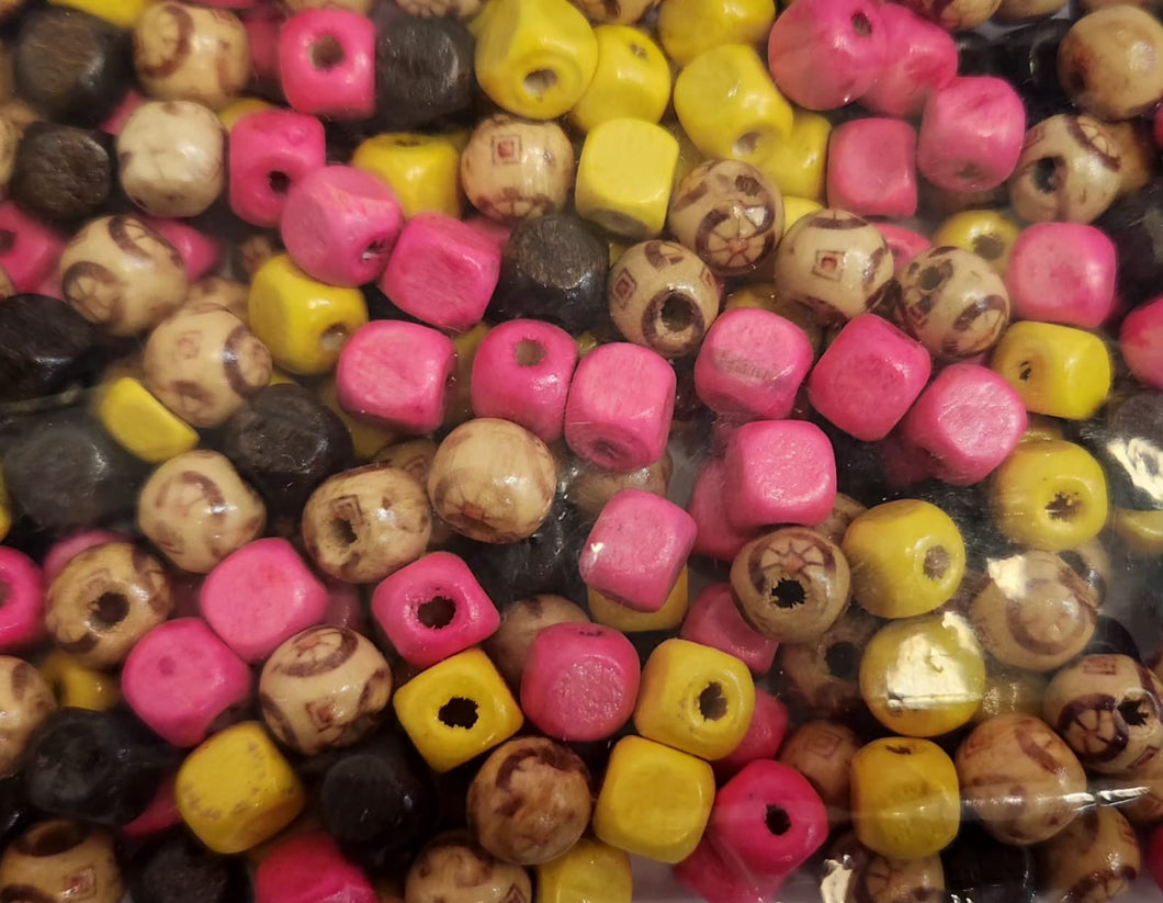 MADERA | 50GRS | 8MM | CUBOS MIX CAFE, FUCSIA, AMARILLO Y REDONDO CON DISEÑO