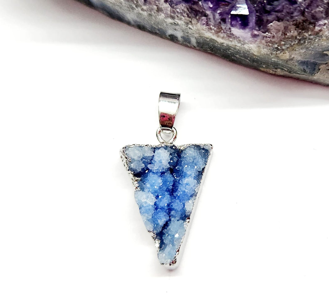 COLGANTE DE PIEDRA | DRUZY DE AGATA | TRIANGULO BORDE PLATEADO | 22MM | AZUL
