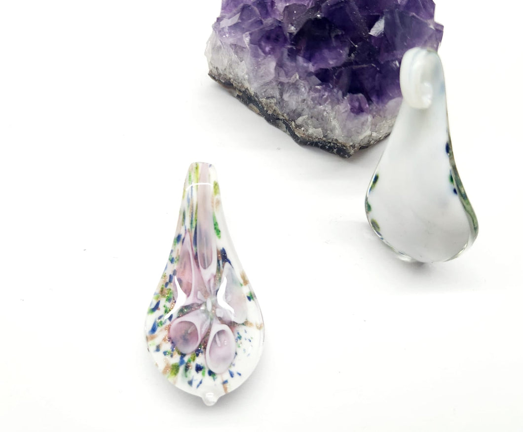 COLGANTE DE VIDRIO CON FLOR INTERNA | GOTA ALARGADA | 50MM | ROSADO