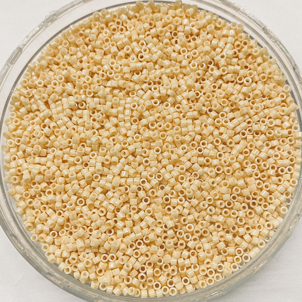 Miyuki Delica Beads 11/0 | 204DB | Crema claro satin | c2
