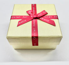 Cargar imagen en el visor de la galería, CAJA DE REGALO CON LAZO | 8.5X8.5X4.5CM | MANTEQUILLA
