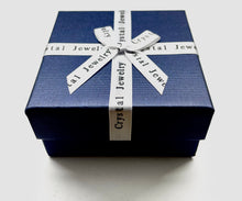 Cargar imagen en el visor de la galería, CAJA DE REGALO CON LAZO | 8.5X8.5X4.5CM | AZUL MARINO
