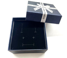 Cargar imagen en el visor de la galería, CAJA DE REGALO CON LAZO | 8.5X8.5X4.5CM | AZUL MARINO
