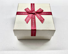 Cargar imagen en el visor de la galería, CAJA DE REGALO CON LAZO | 8.5X8.5X4.5CM | BLANCO INVIERNO
